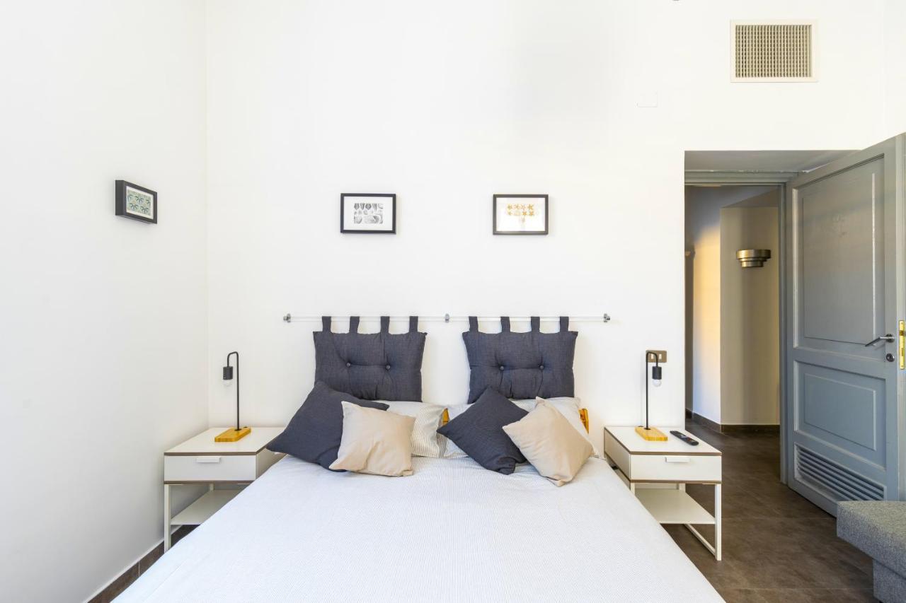 Hostly - Nicole Volturno- Full Center Apartment Rom