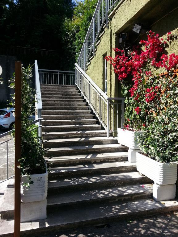 Dei Giuochi Delfici Gjestgiverier