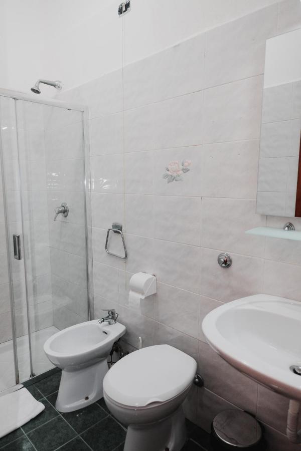 Aristotele 2* Rom
