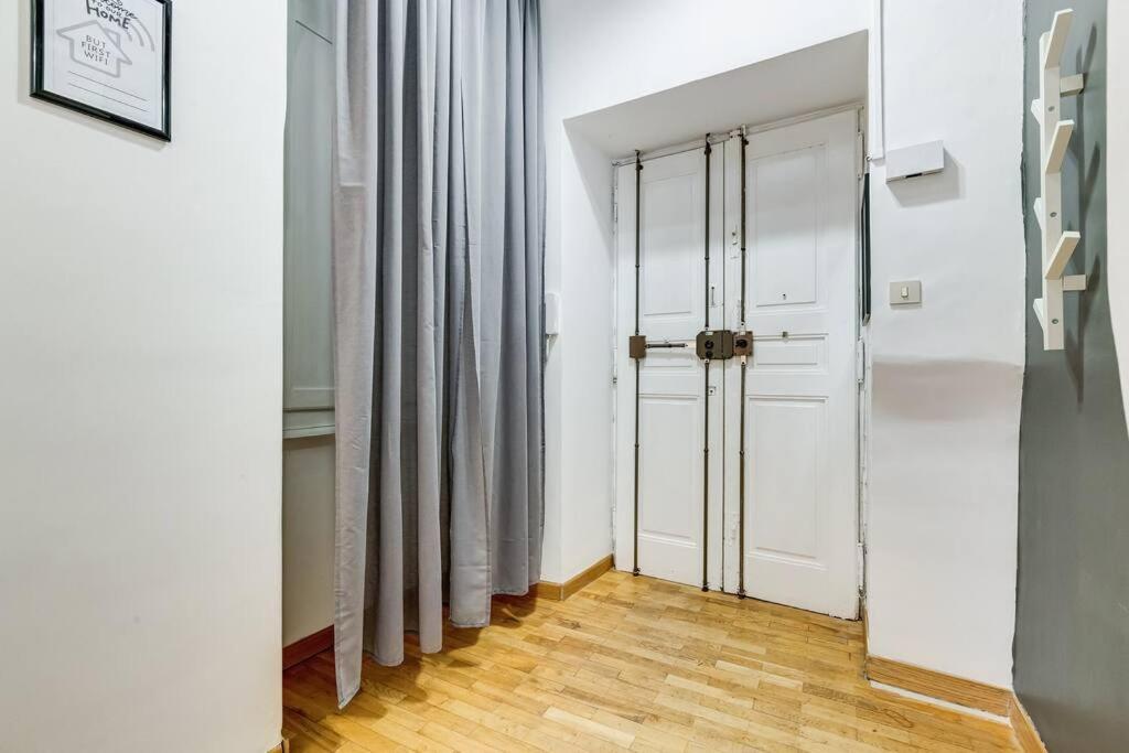 L&l Cozy 2-bdr In San Giovanni District
