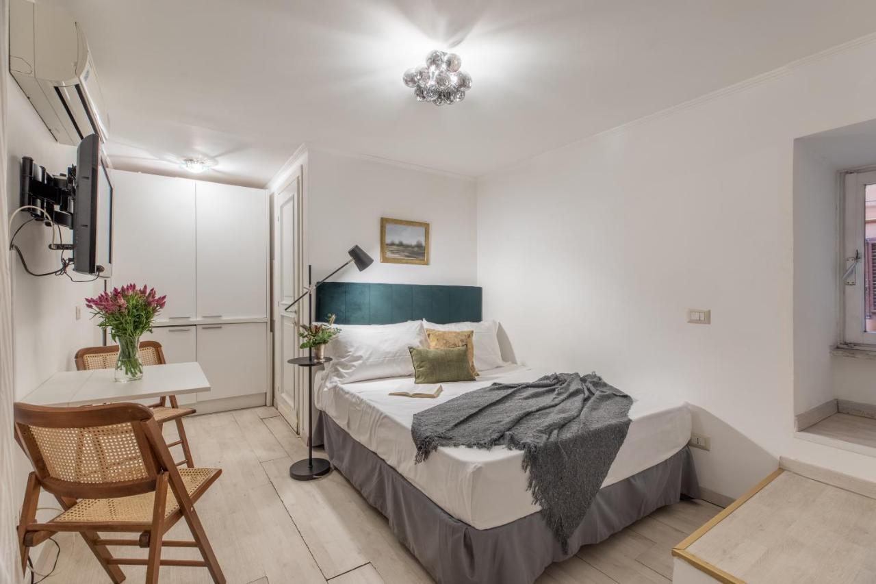 Basic - 350 M Far From Fontana Di Trevi * Roma