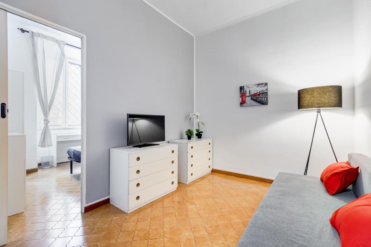 Apartment Colors & Culture Near Colosseum *