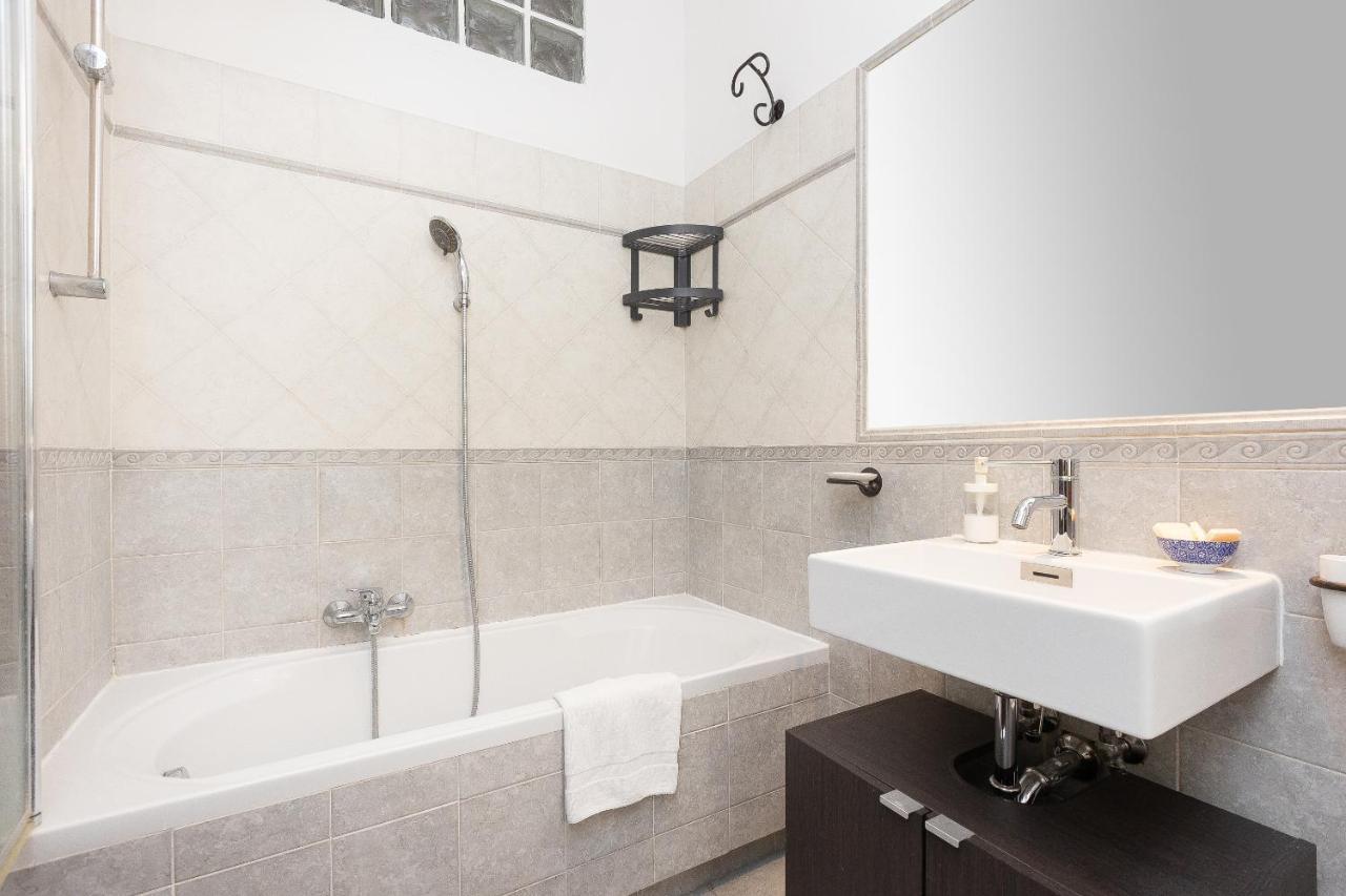 Paruta By In Apartment