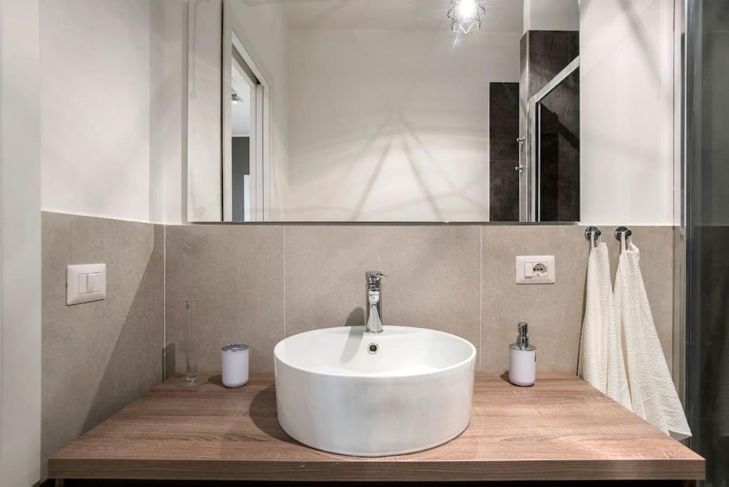 Moderno Tuscolana 2 Bdr And Living Metro A Roma