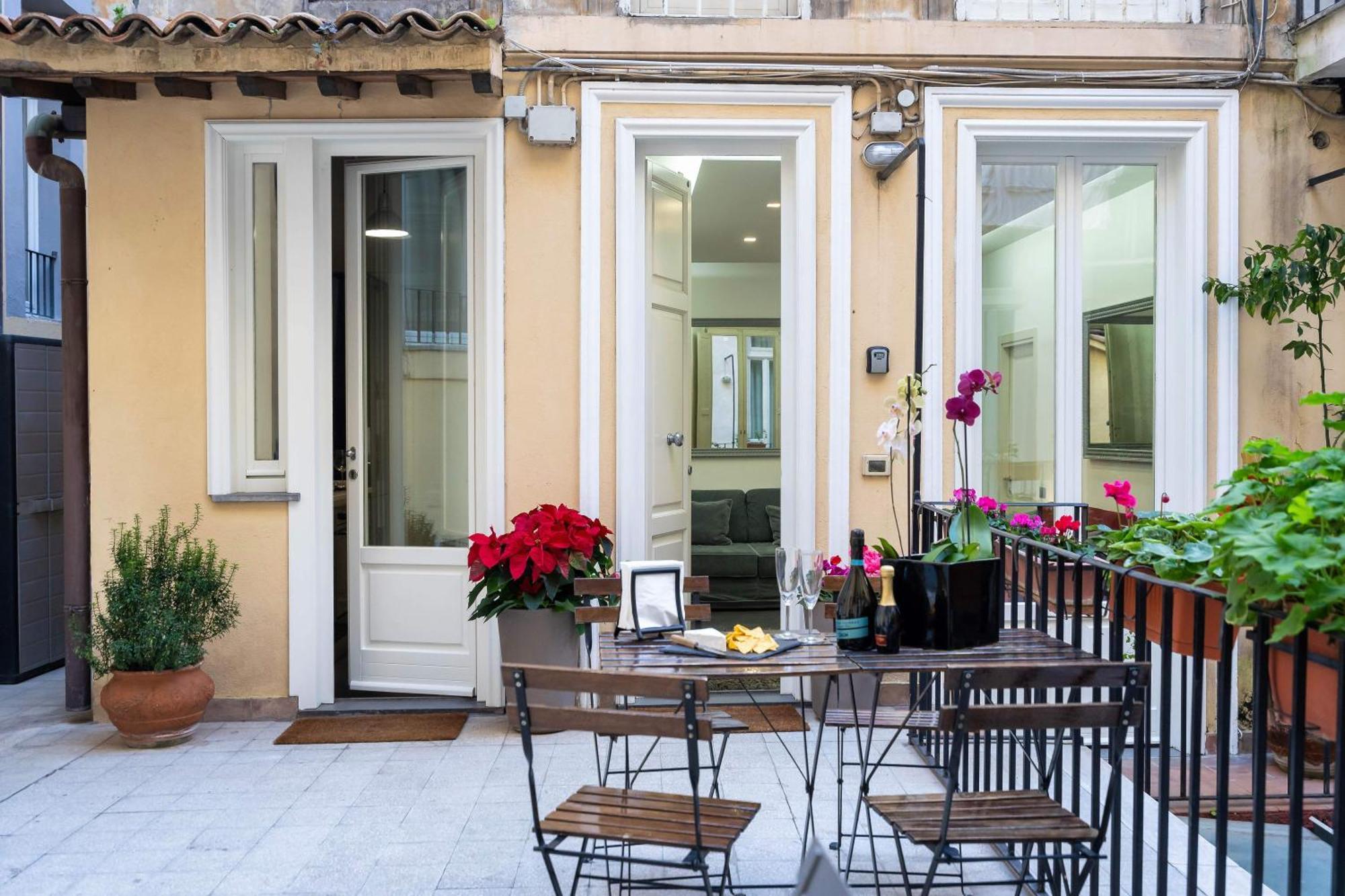 White Style Gambero Apartment Rome