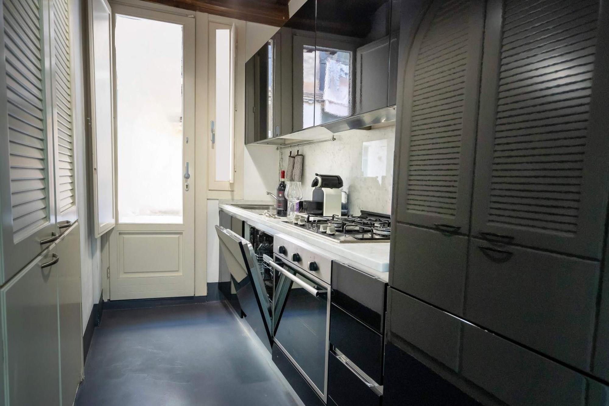 White Style Gambero Apartment Rome