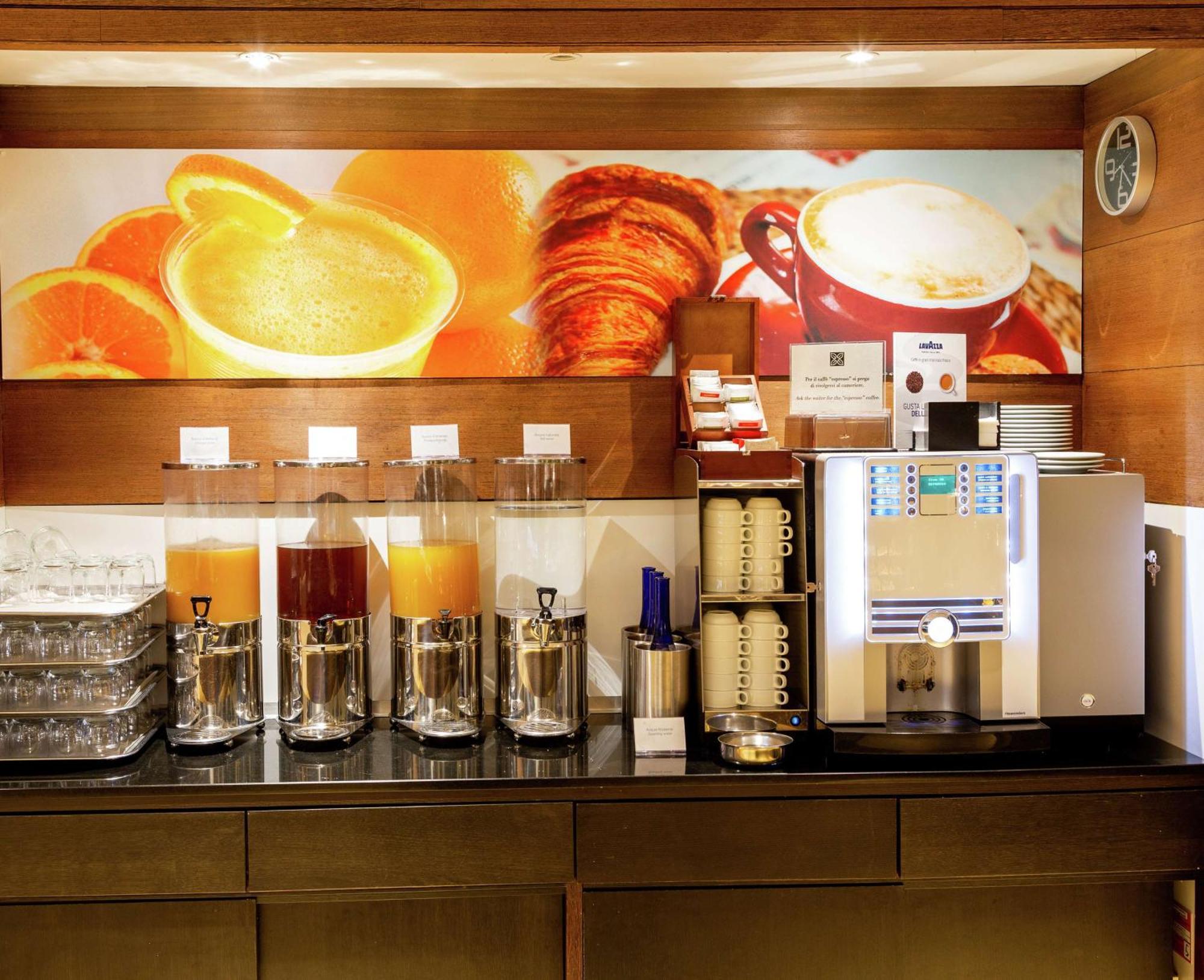 Hilton Garden Claridge Hotell 4*