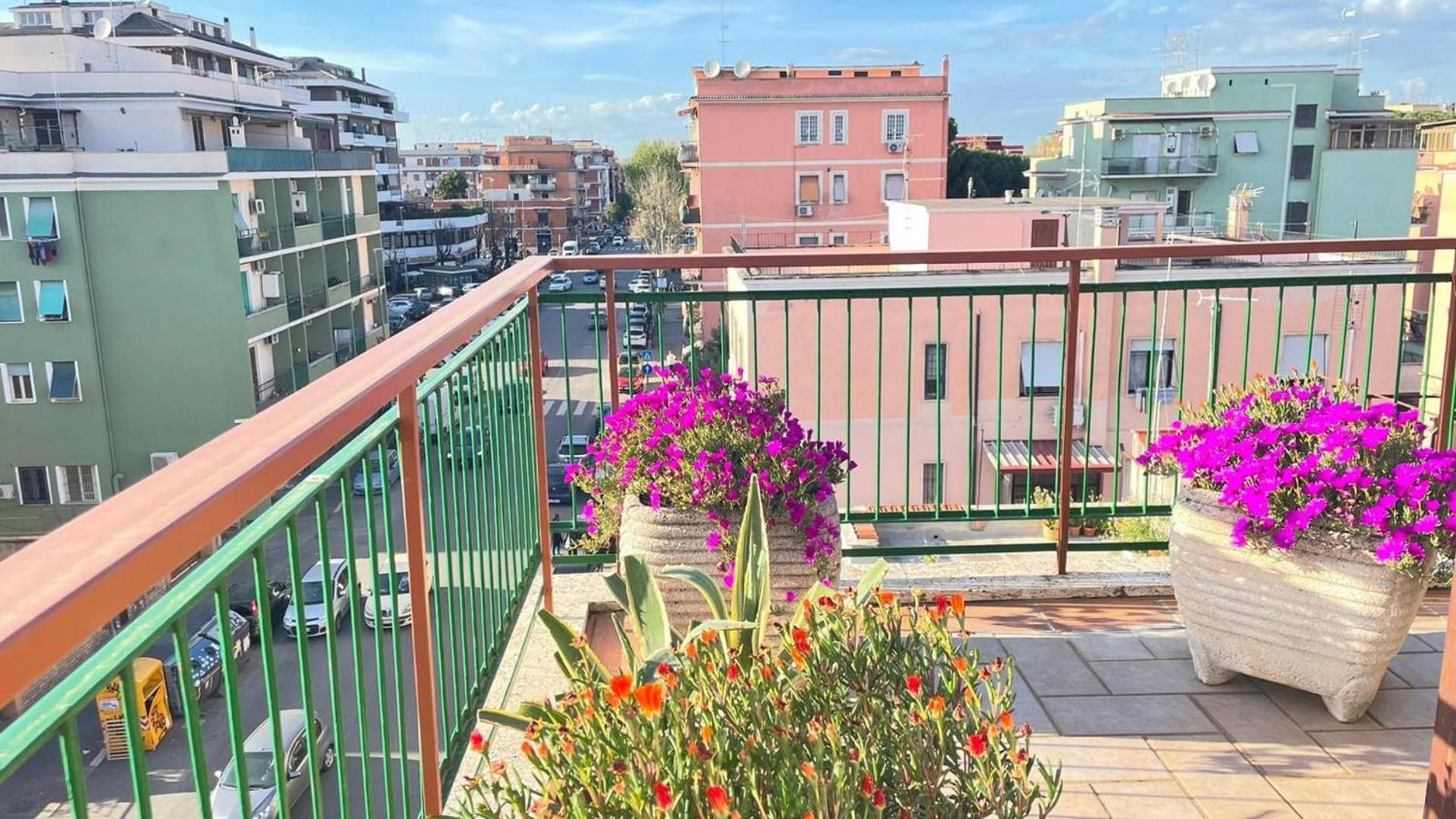 Panoramic And Bright Penthouse Is Waiting For You Apartment Rom