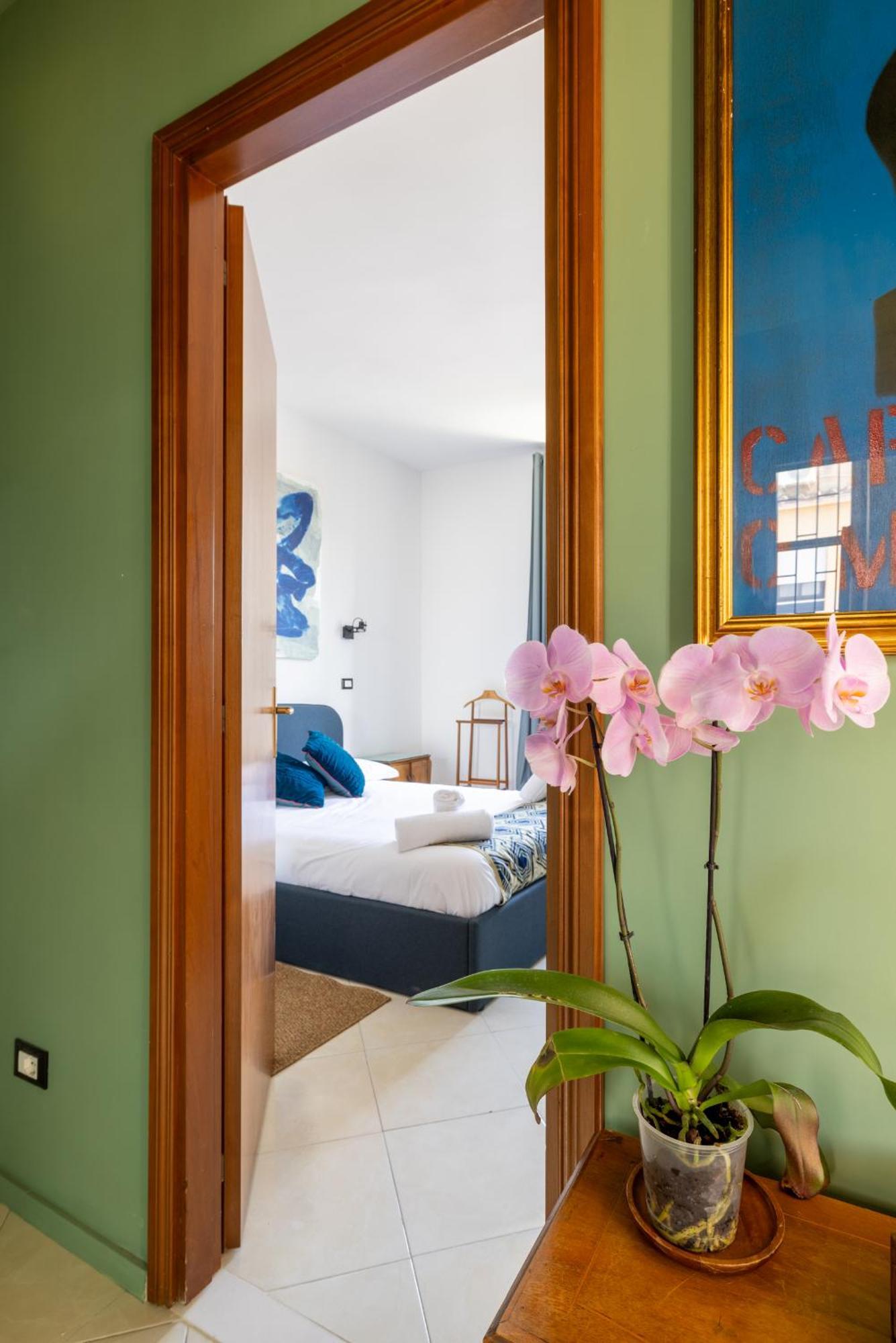 Spacious With Terrace 3 Bedroom, Metroa Battistini Apartment