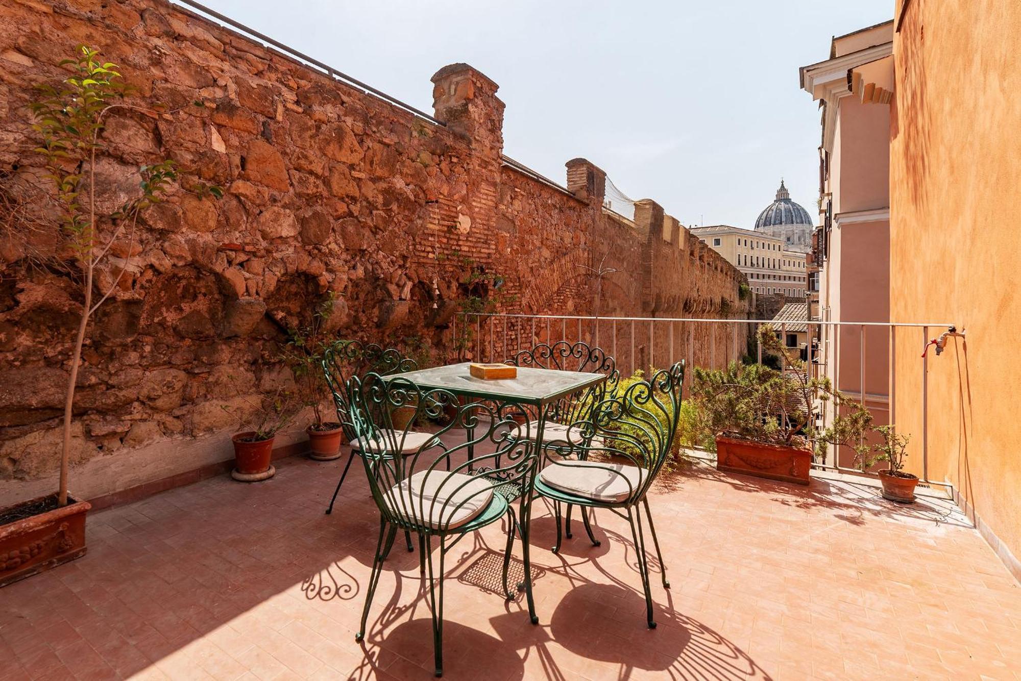 2 Bedroom Flat With Vatican Terrace *