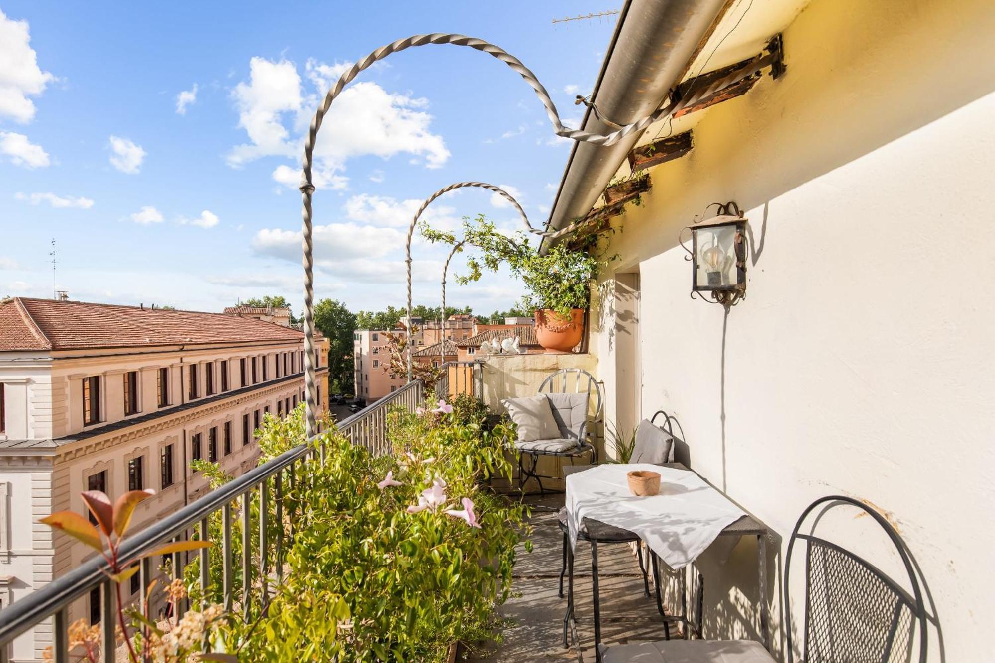 Piazza Mattei Terrace | Romeloft * Rom