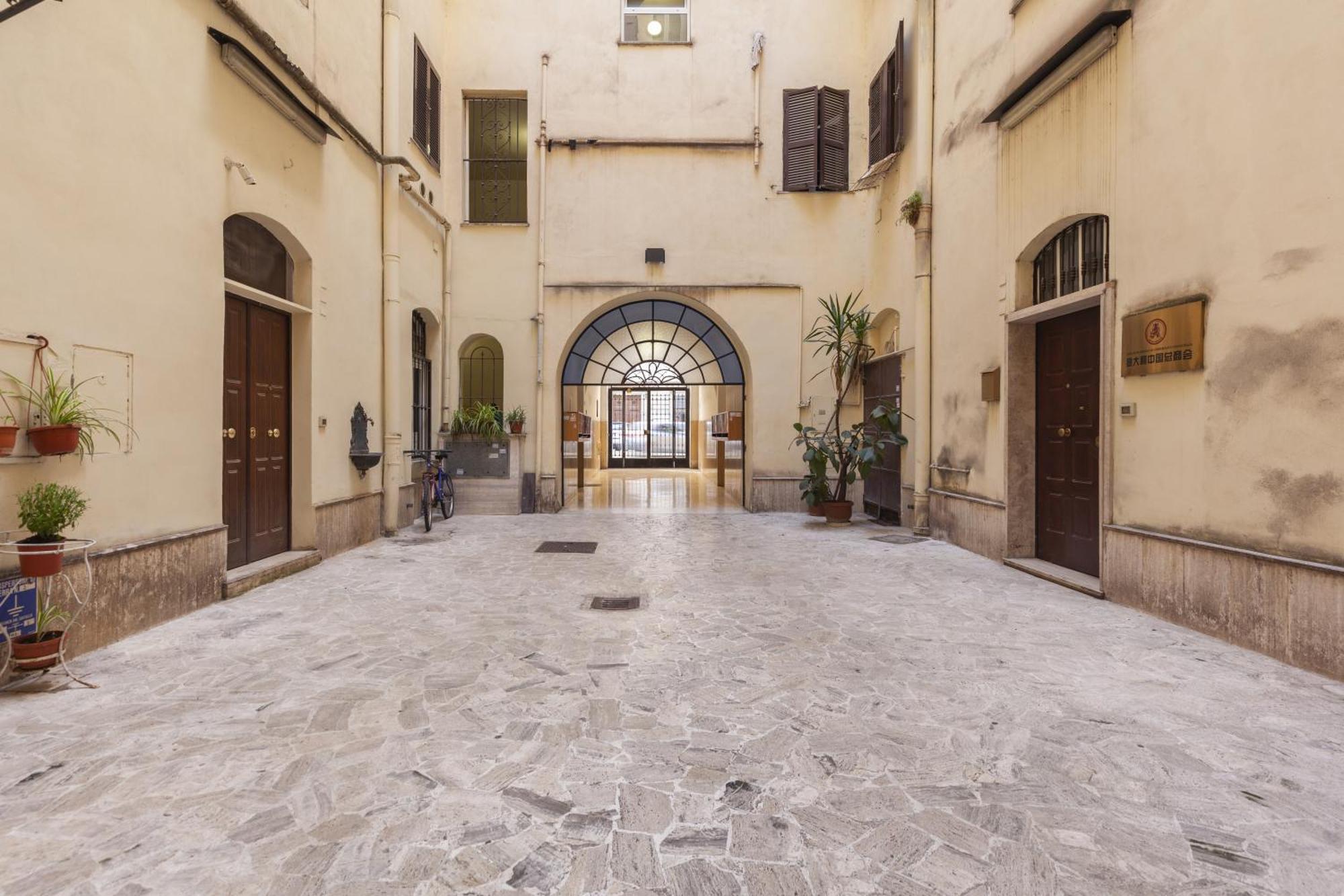 Hostly-urban Oasis Turati-few Steps From Colosseum Apartment *