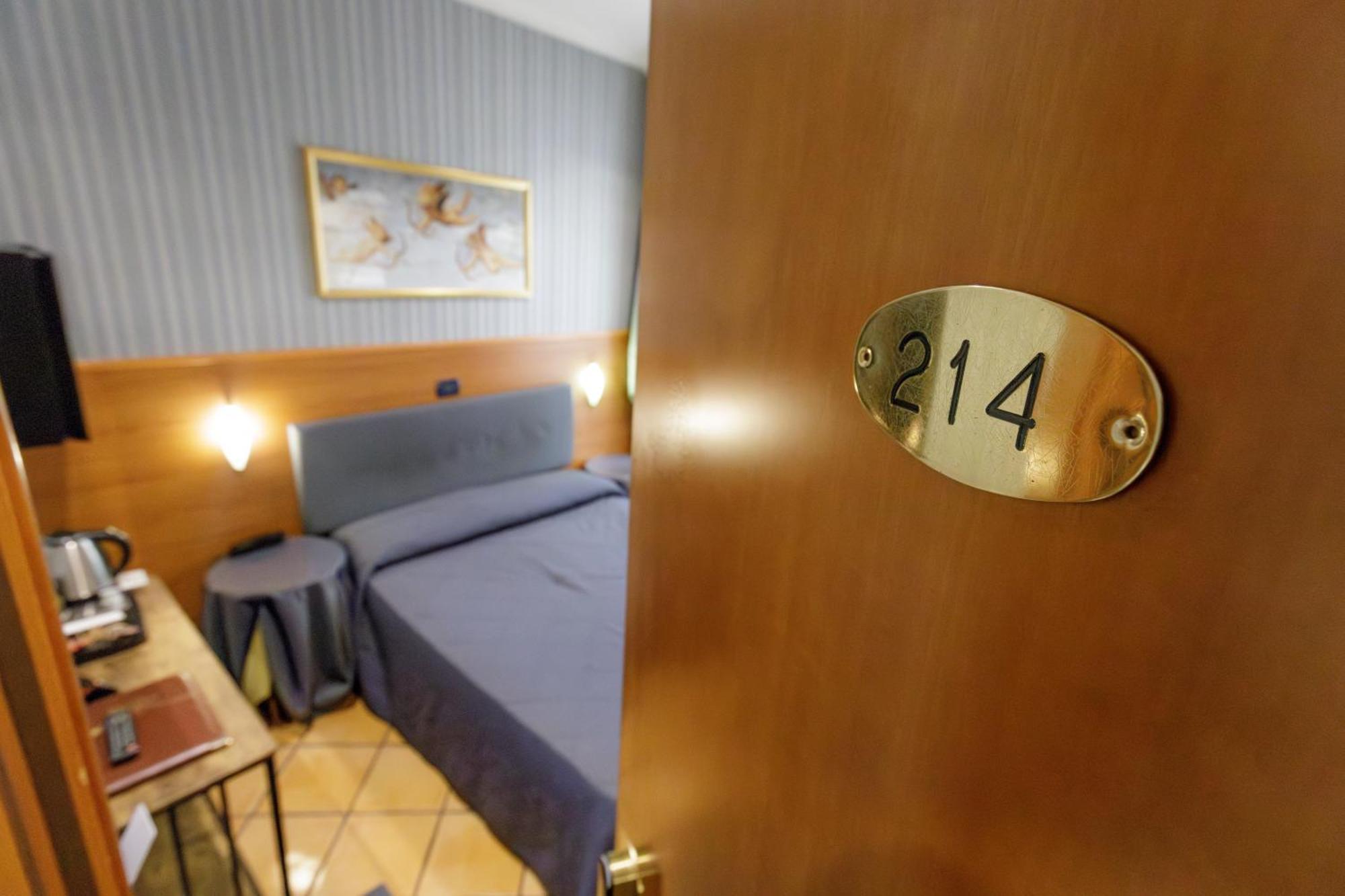 Lirico Hotell 3*