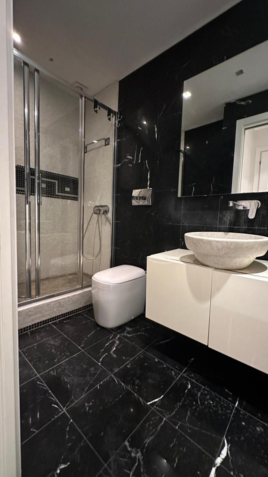 Luxury Rom