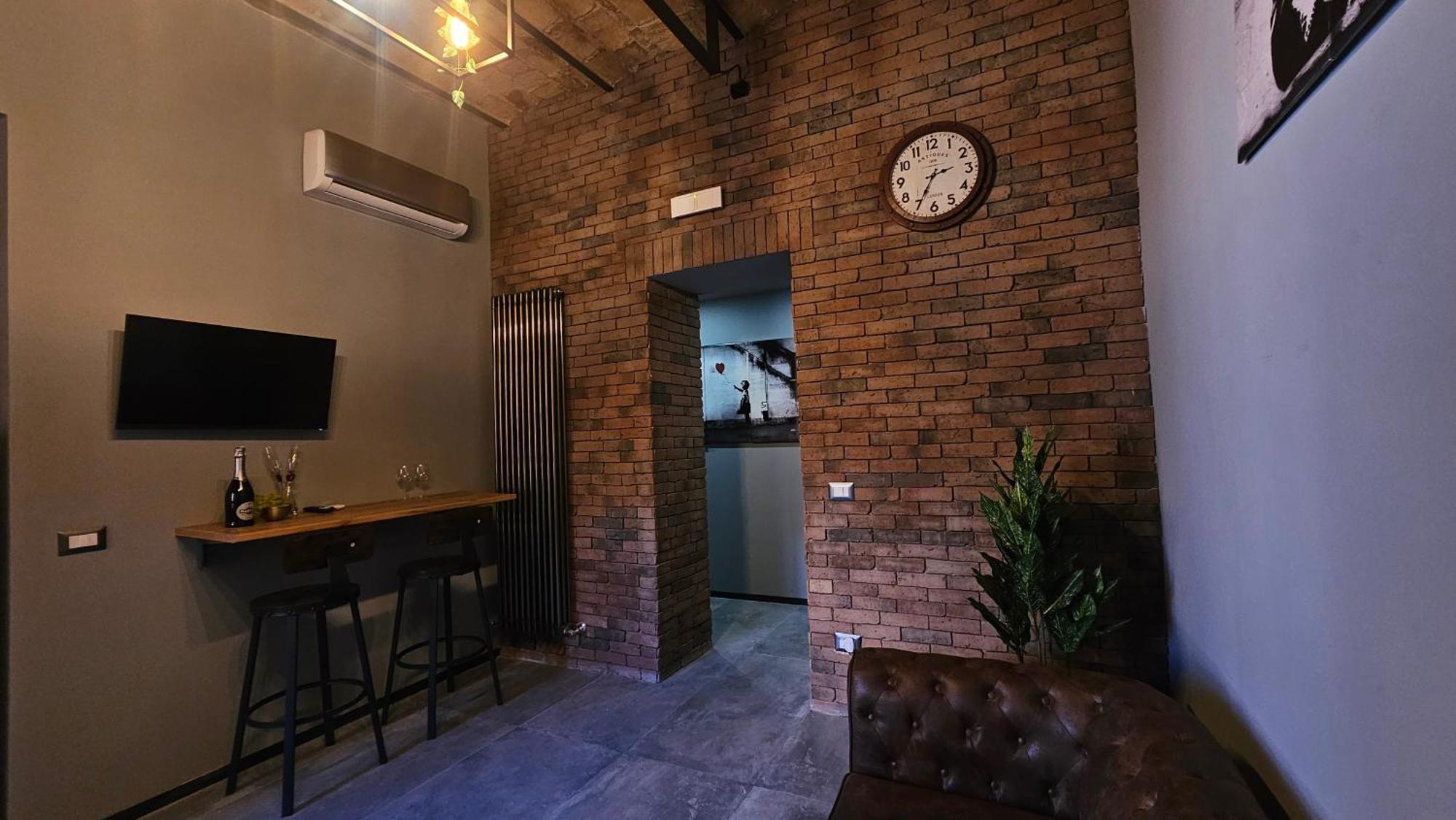 Vatican Street Art Guest house *