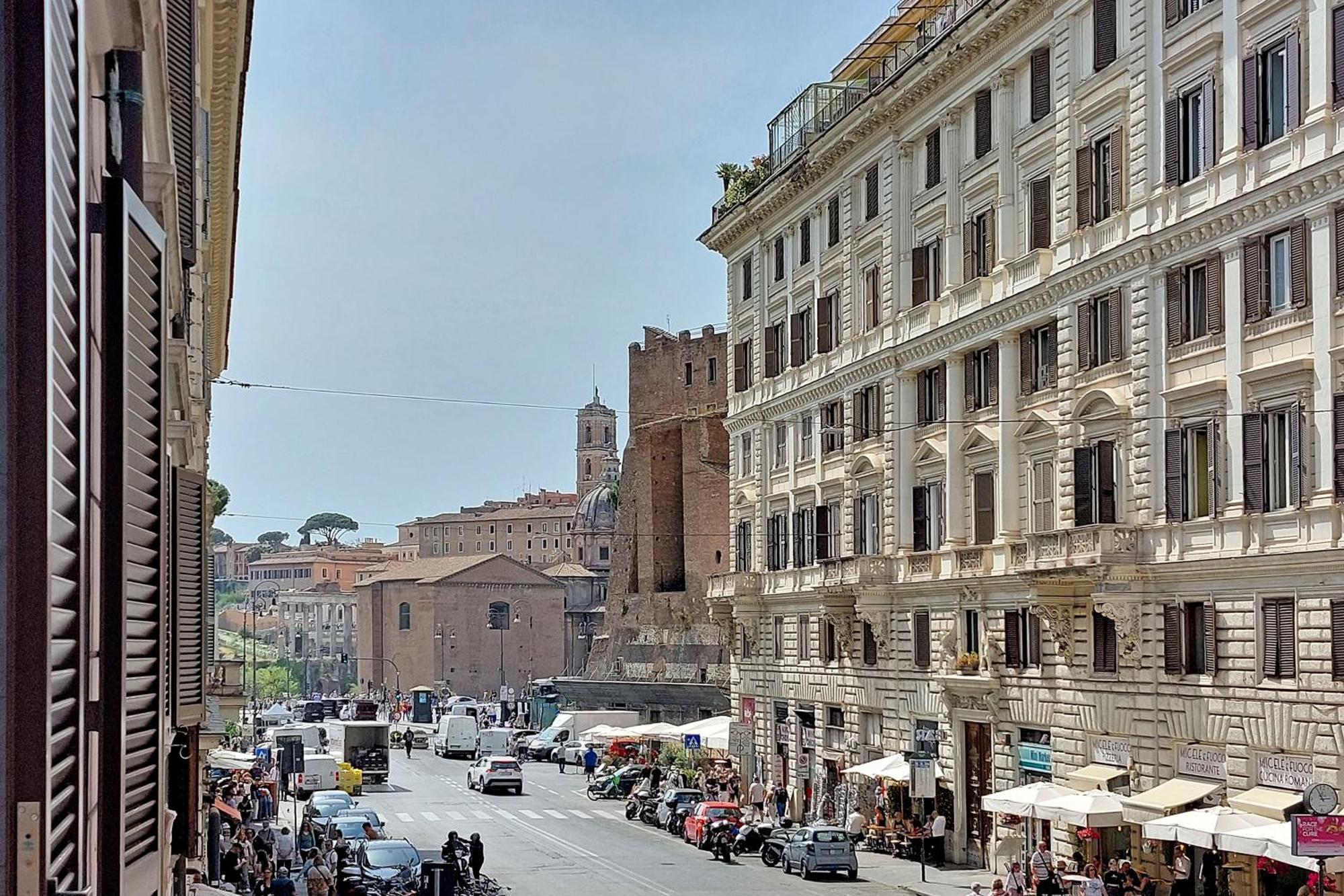 Ych-colorful And Classy Near Fori Imperiali Roma