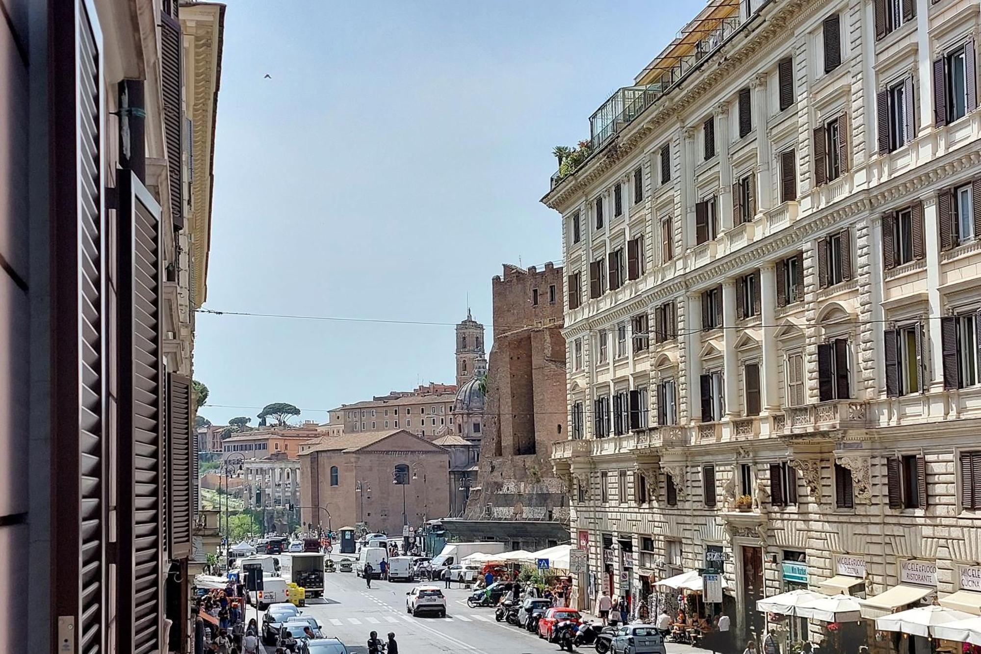 Ych-colorful And Classy Near Fori Imperiali Roma