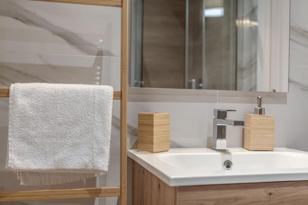 Domus 124, Elegant Comfort With Parking * Roma
