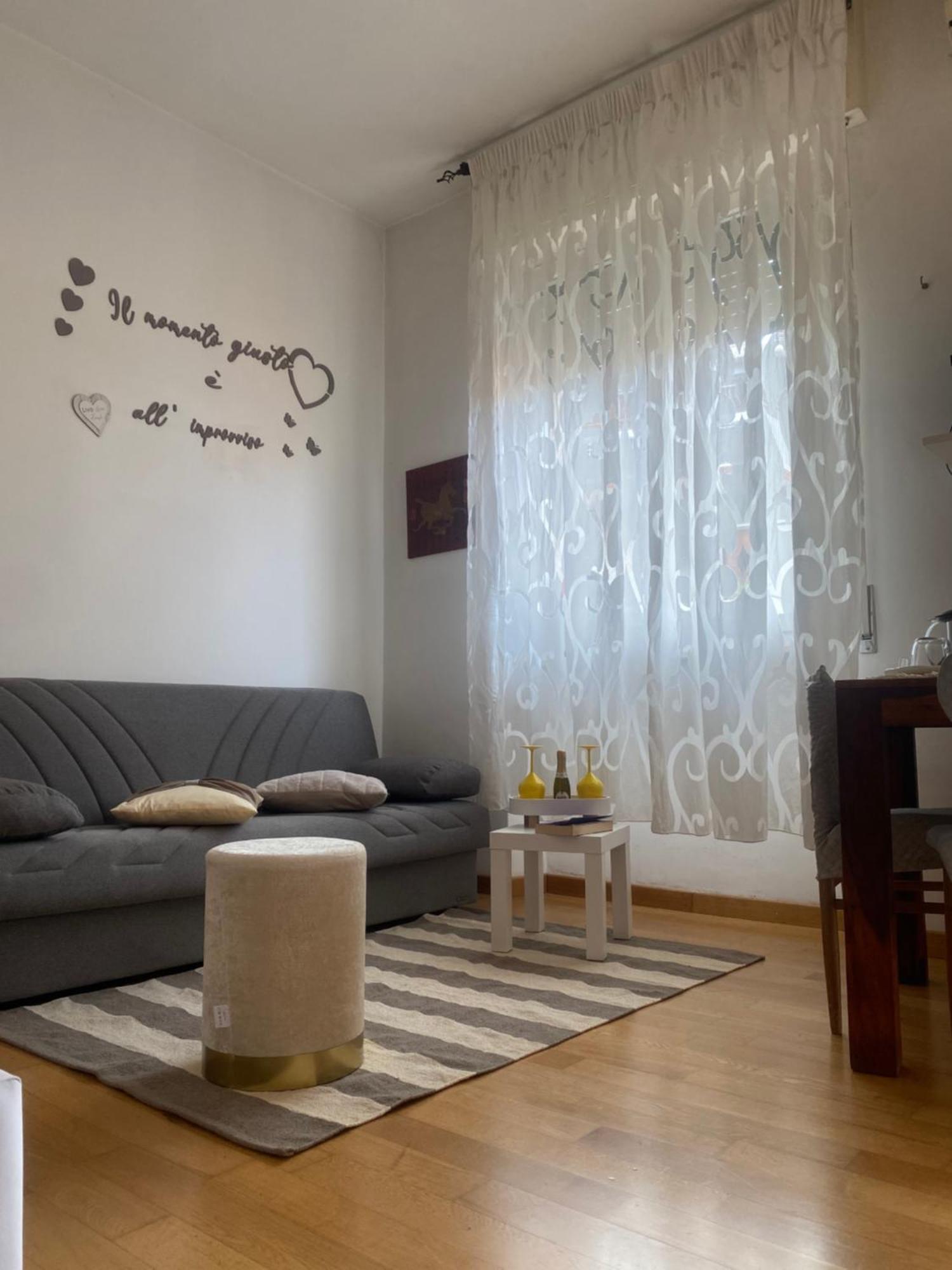 Apartment Magenta Deluxe Silveri Rom