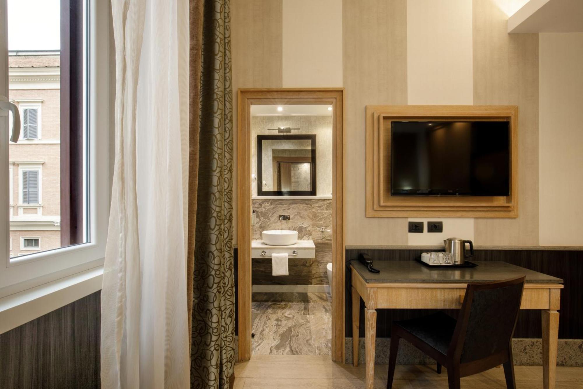 Royal Court Hotell 4*