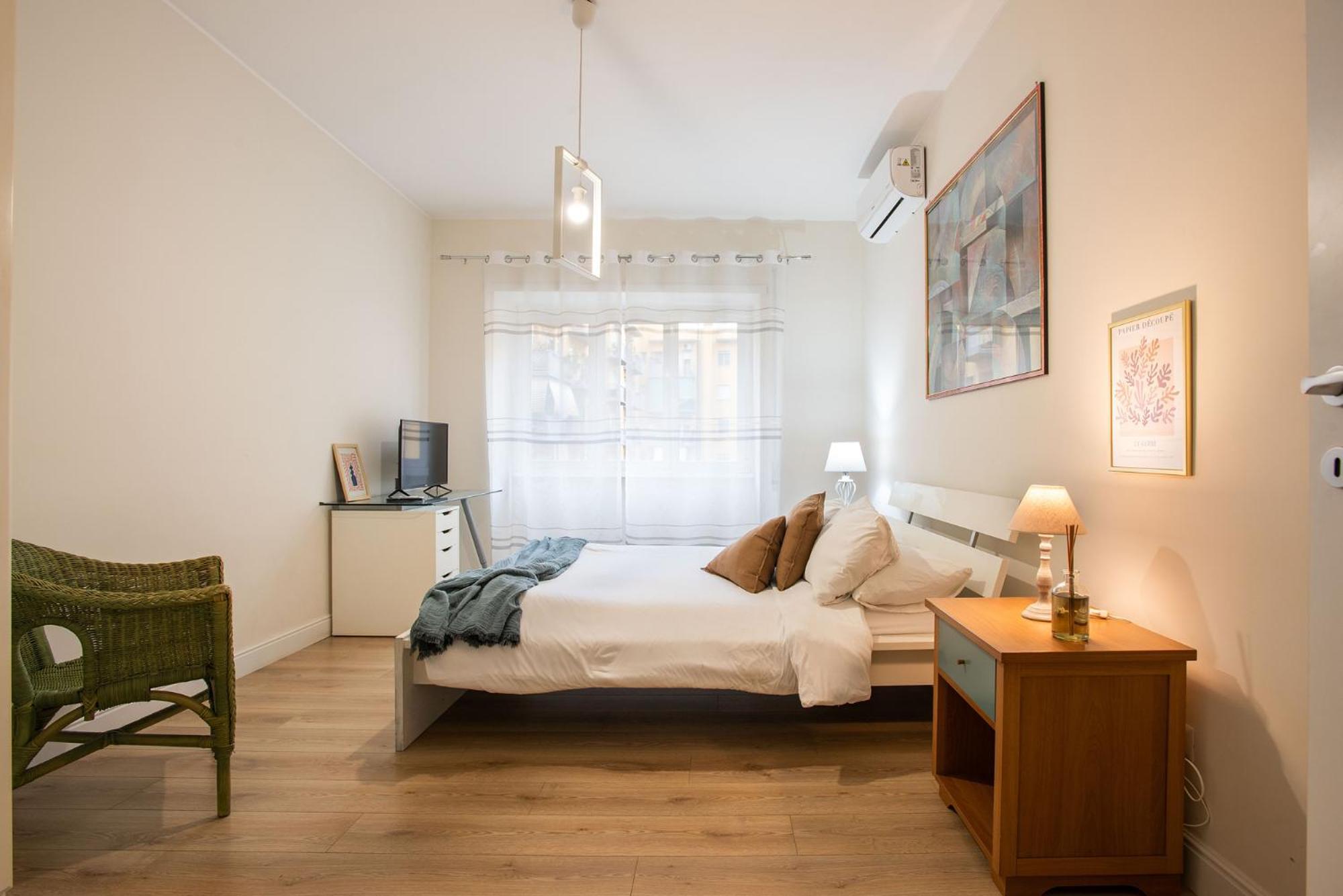 Moderno Tuscolana 2 Bdr And Living Metro A Roma