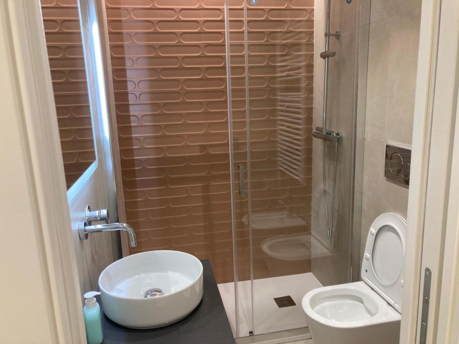 Manzoni Bilocale Con Doppi Servizi Piano Terra Apartment Rom