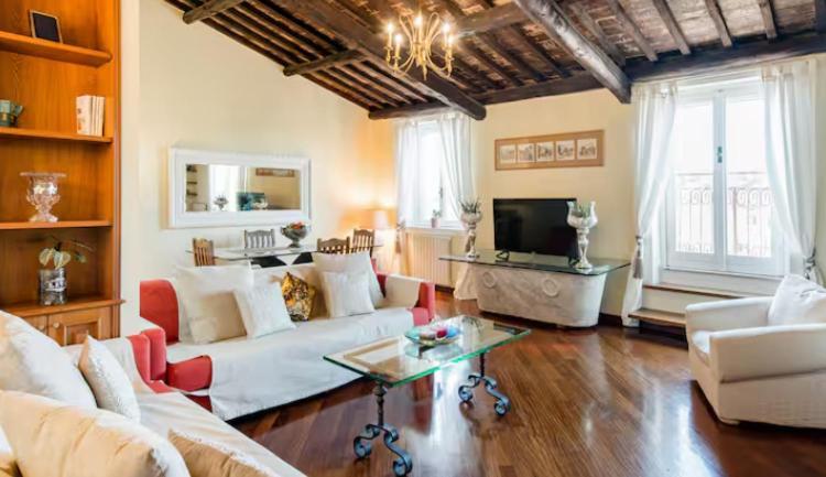 Spacious Penthouse With Stunning Views Of Historic Landmarks Appartamento