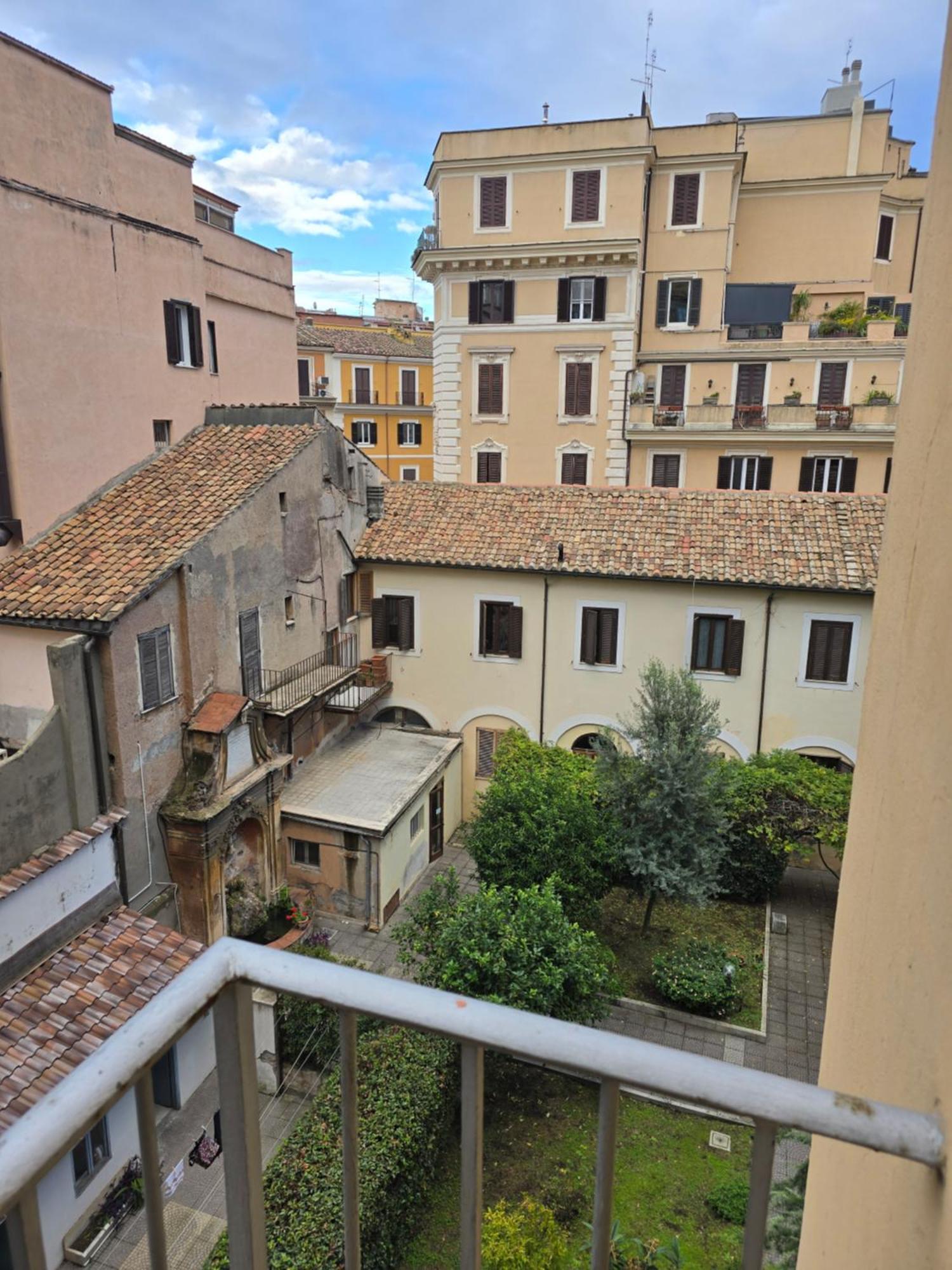 Esquilino Di Yan Roma
