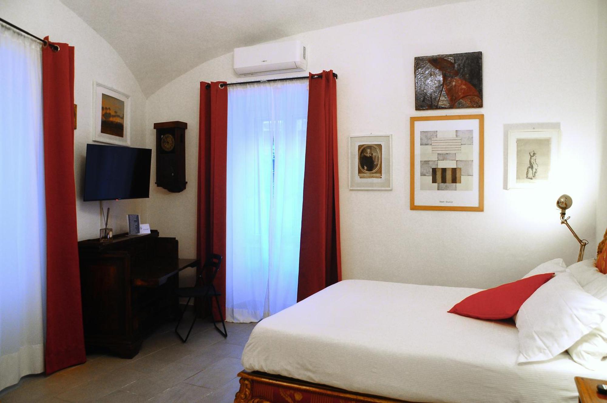 Apartment House Of Cardinals *