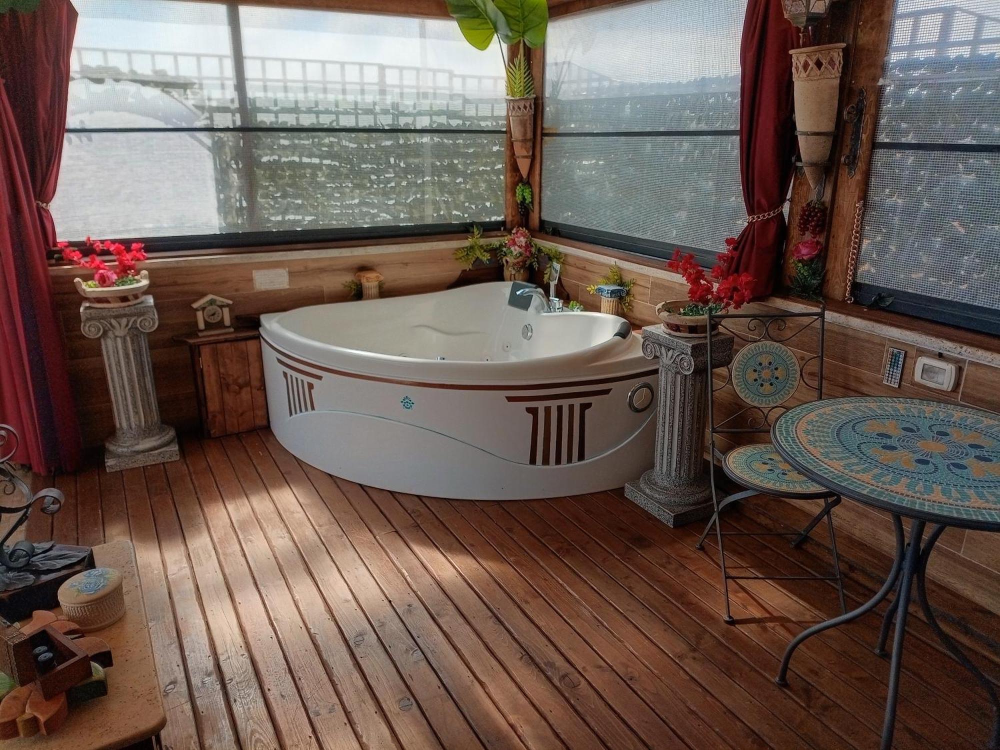 Domus Corneliae - Romantico Attico & Jacuzzi - Metro A Cornelia * Rome