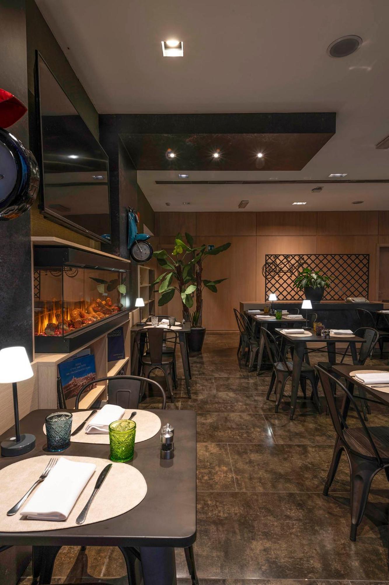 H10 Hotel 4*