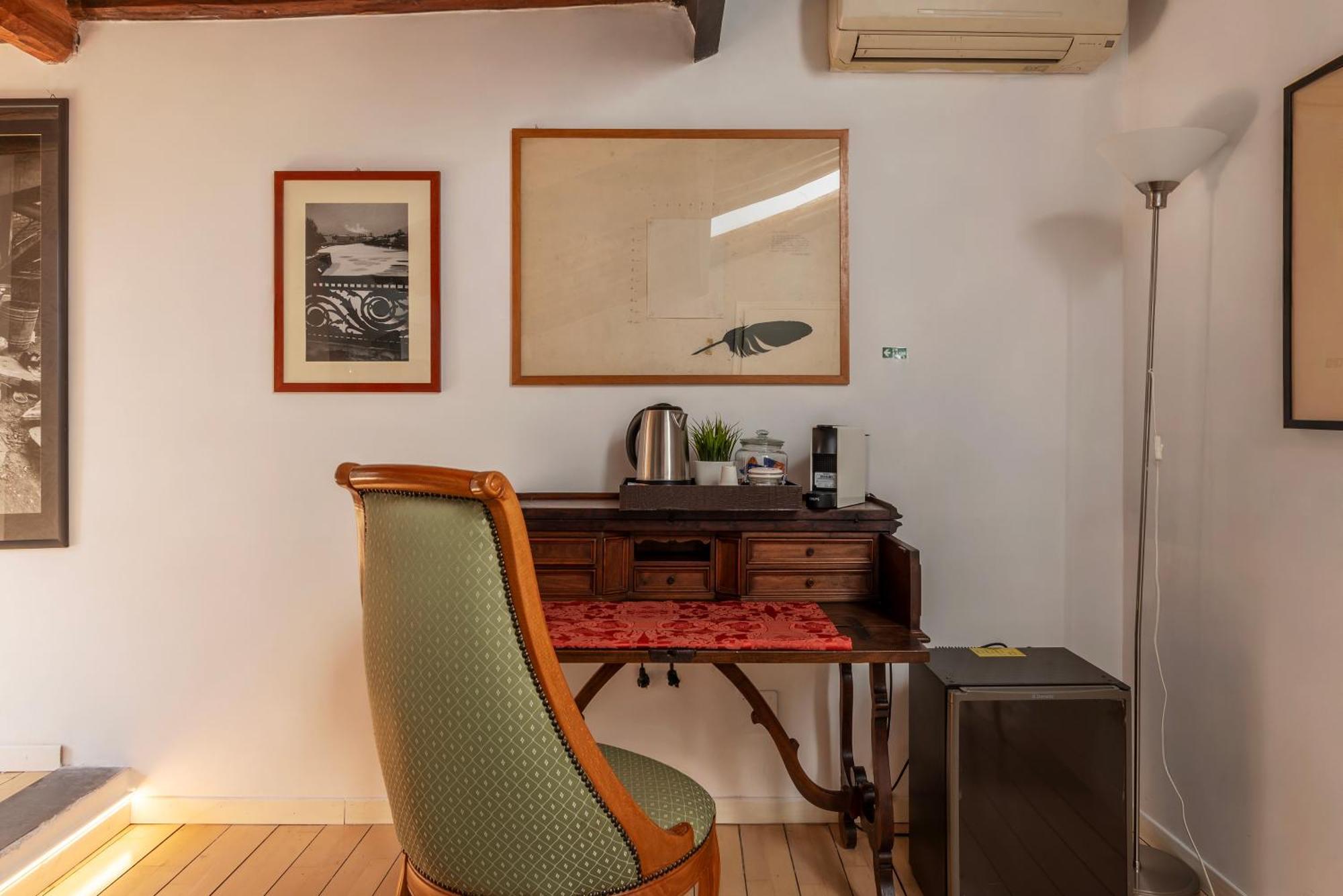 White With Bathroom And Shared Terrace * Roma