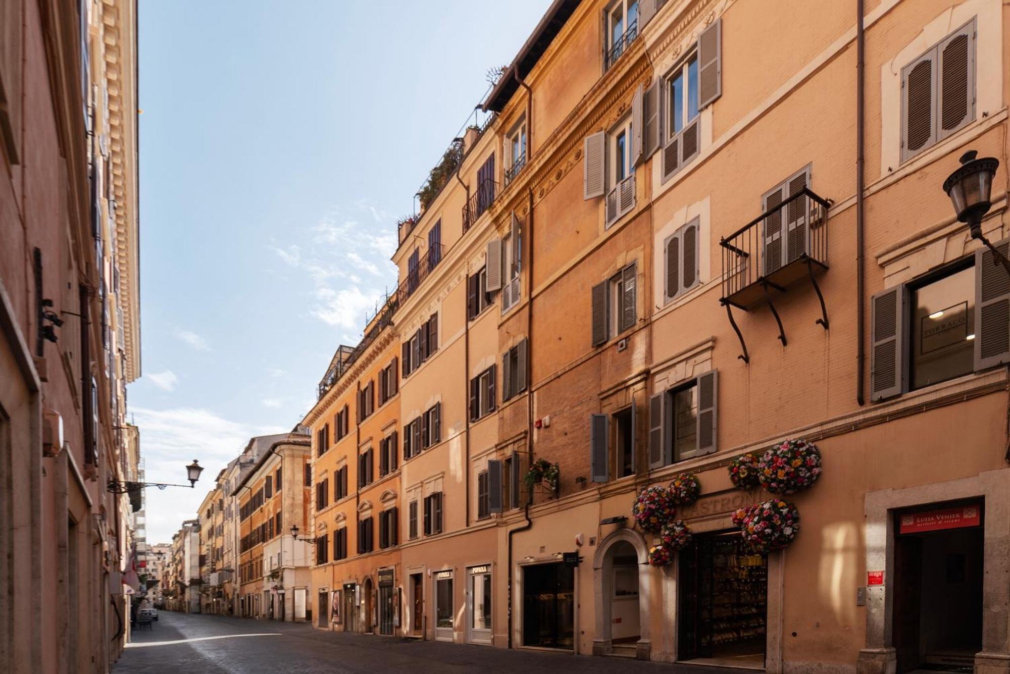 White With Bathroom And Shared Terrace * Roma