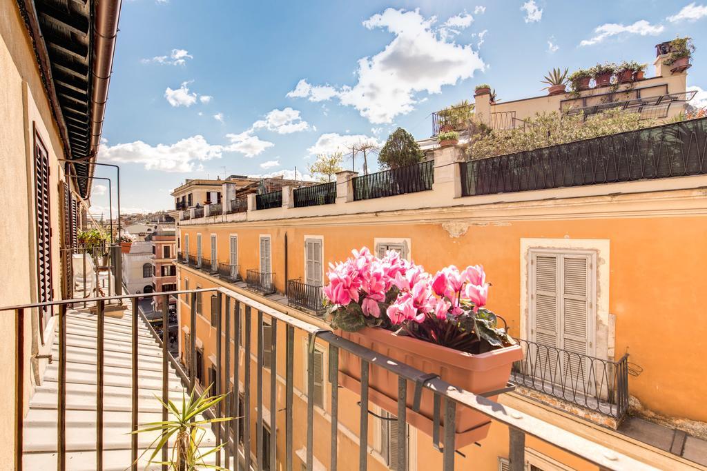 Terrace Pantheon Relais