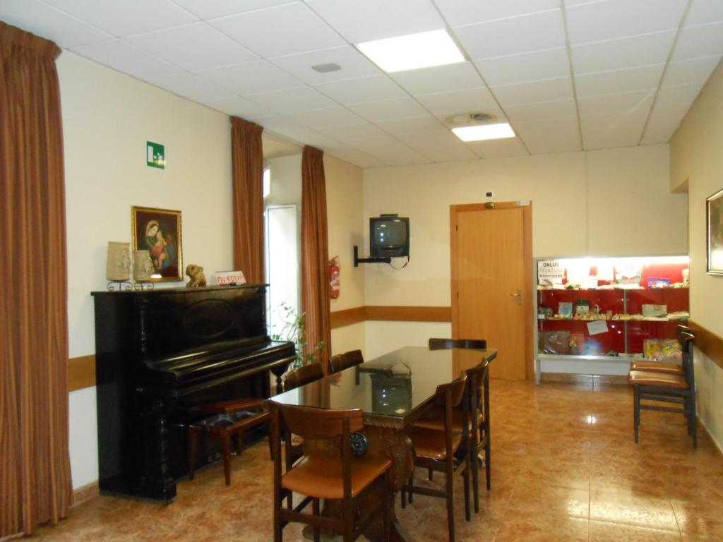 Maria Rosa Molas - Casa Per Ferie Gjestgiverier Roma