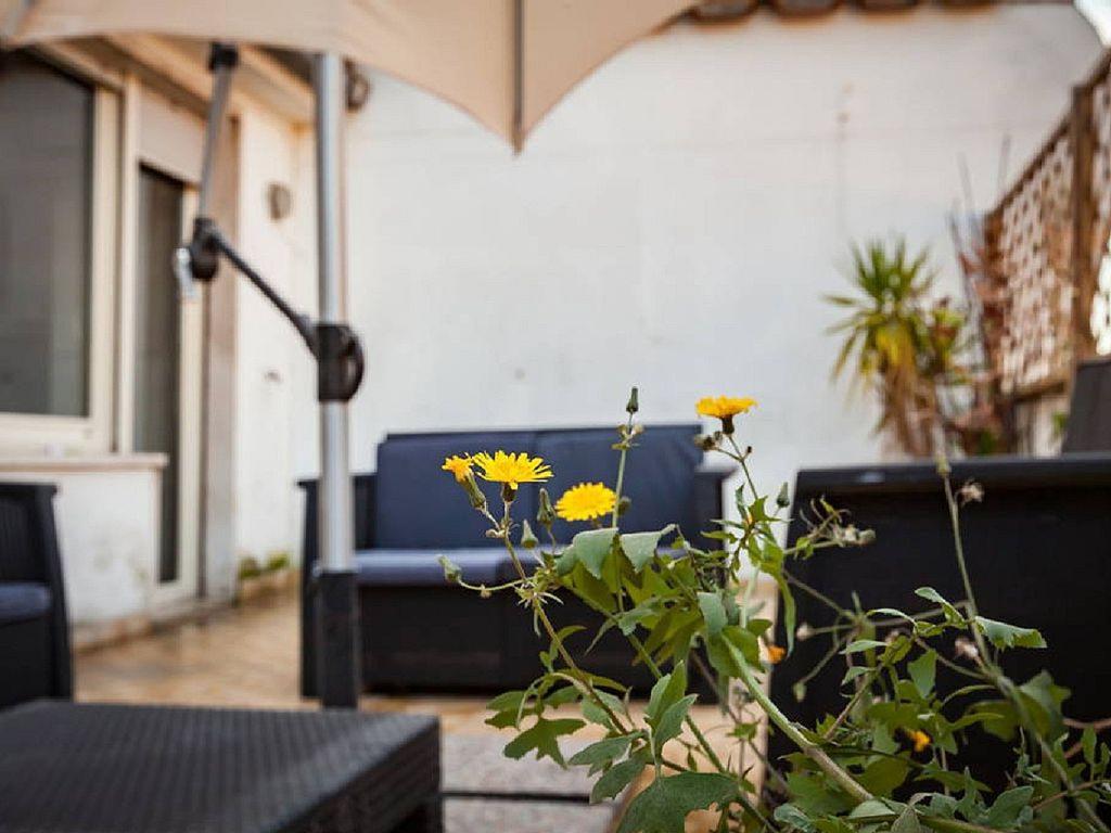 With Terrace Autonomous Roma