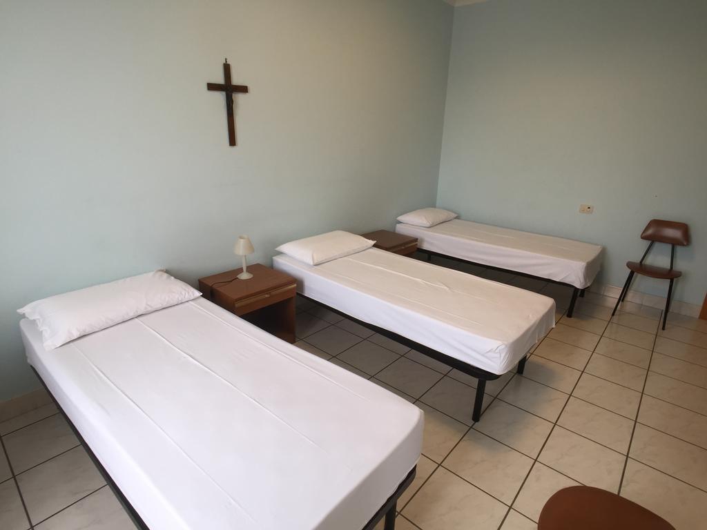 Casa Religiosa Per Ferie Ancelle Del Santuario Gjestgiverier Roma