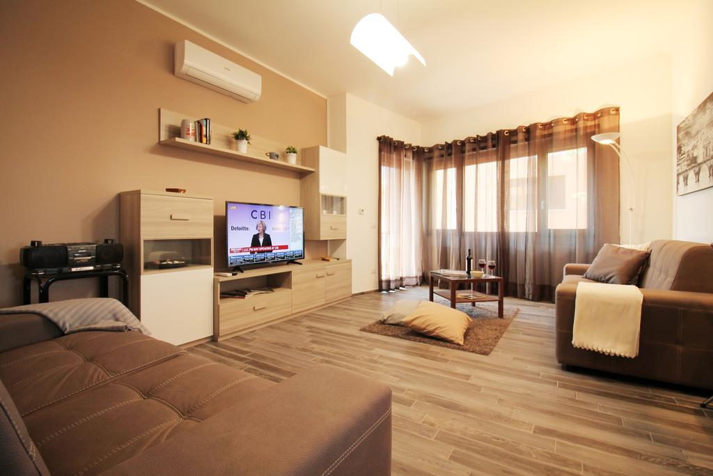 Eur Bright Spacious Terraced With Private Parking Only For Small Cars