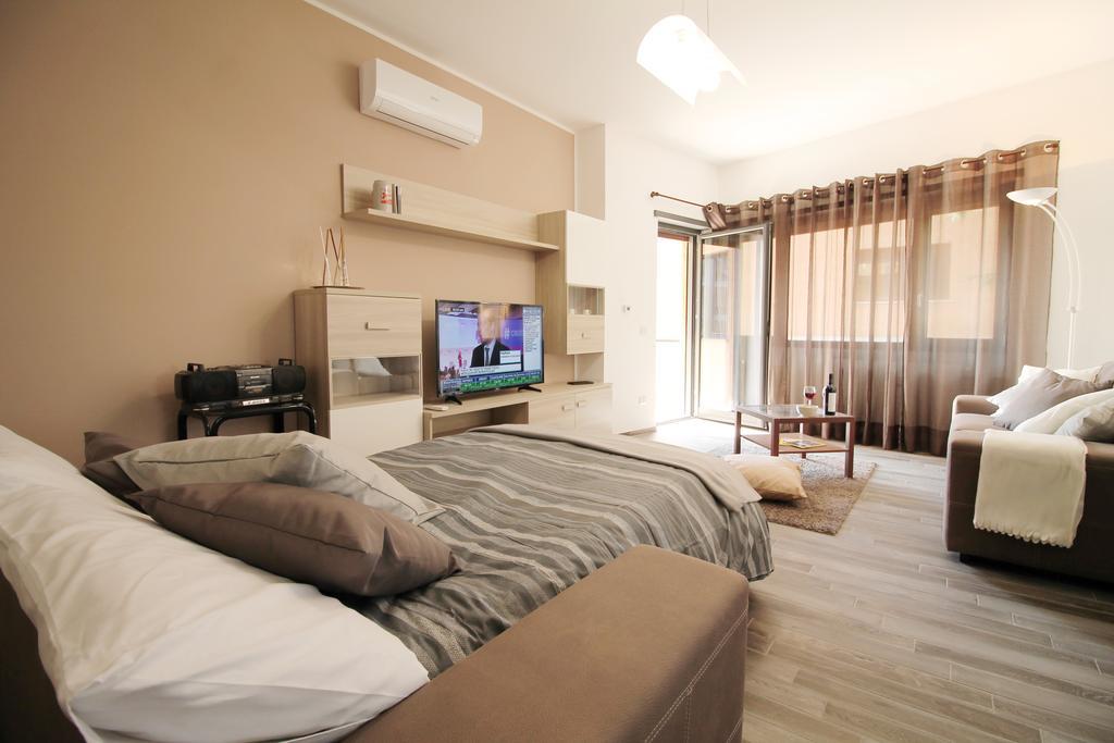 Eur Bright Spacious Terraced With Private Parking Only For Small Cars Roma
