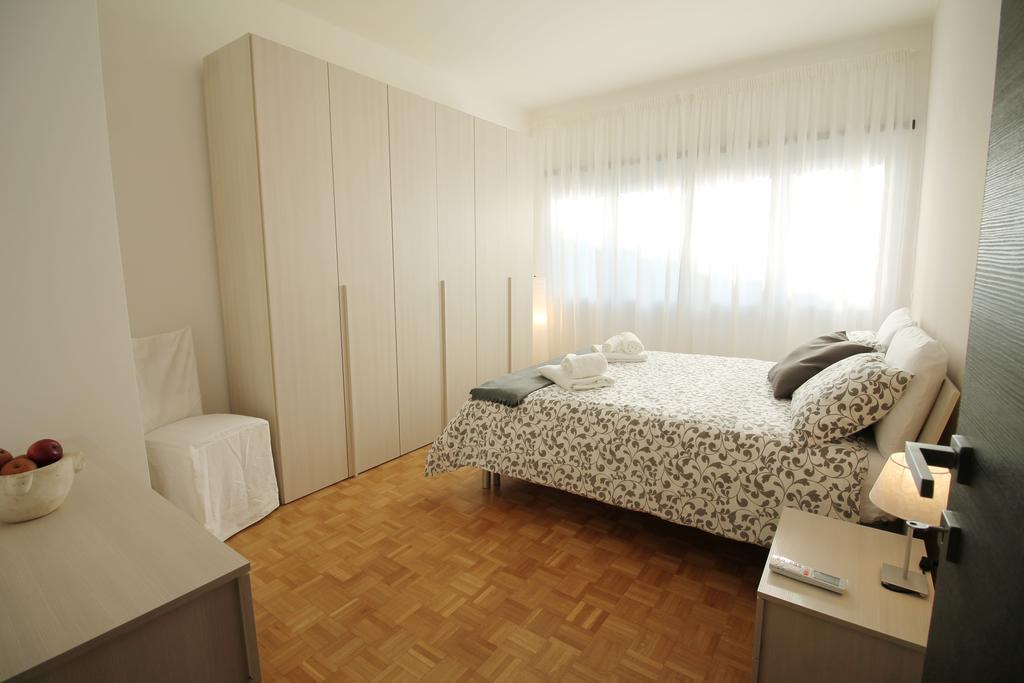 Eur Bright Spacious Terraced With Private Parking Only For Small Cars Roma