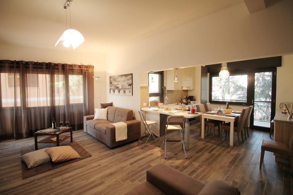 Eur Bright Spacious Terraced With Private Parking Only For Small Cars *