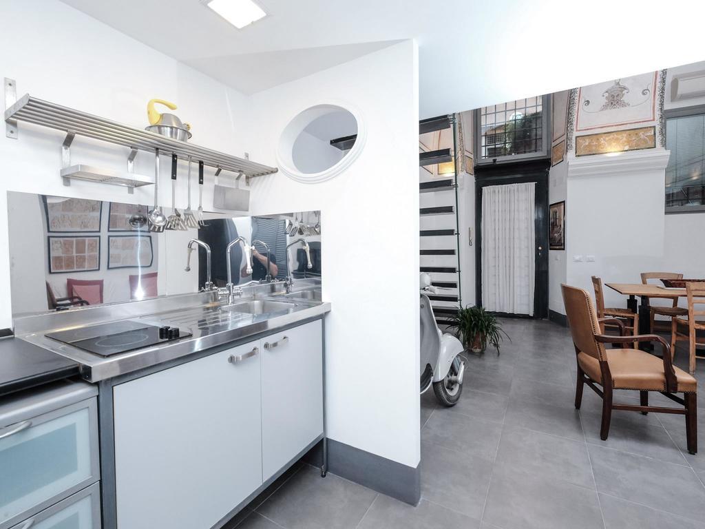 Ancient Trastevere Vespa Loft Rom