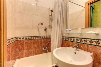 Hotel Dharma Boutique & Rom
