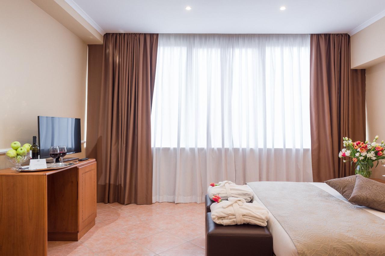 Raeli Lux 4*