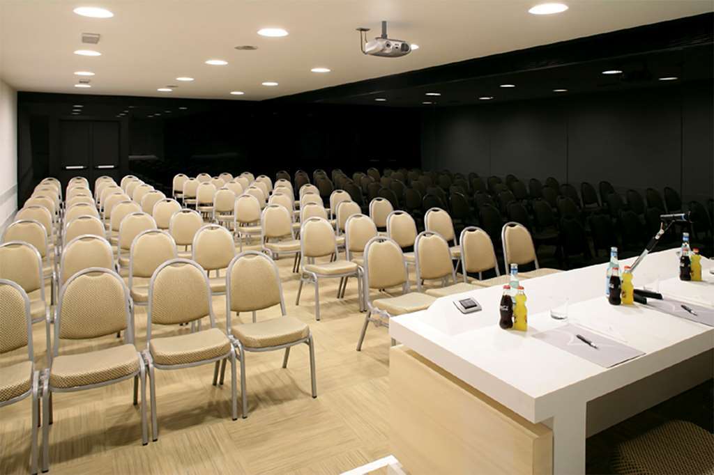 Hilton Garden Claridge Hotell 4*