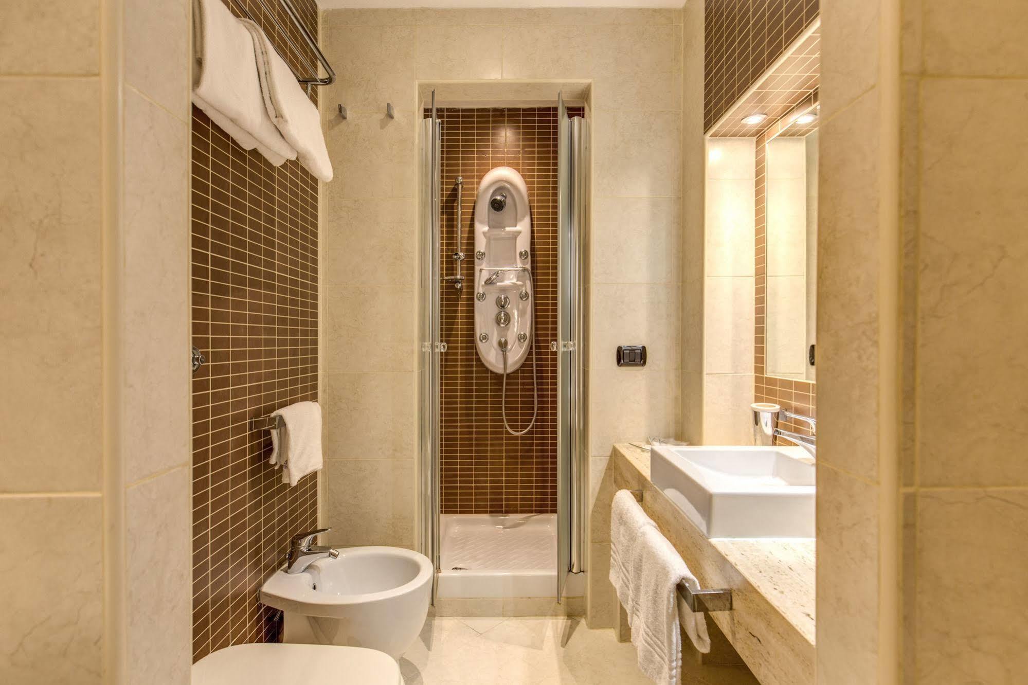 Hotell Everest 2*
