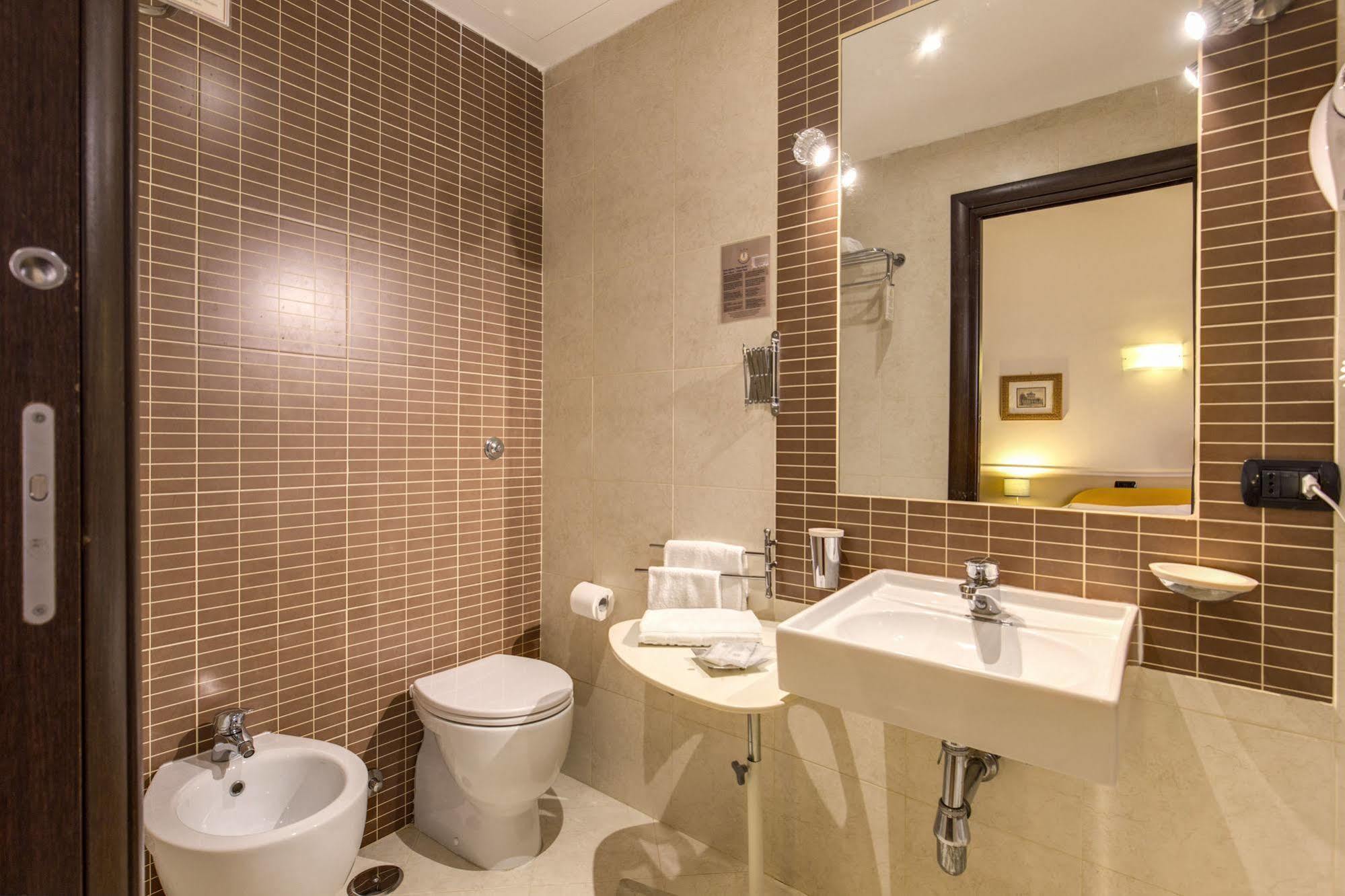 Hotell Everest 2*