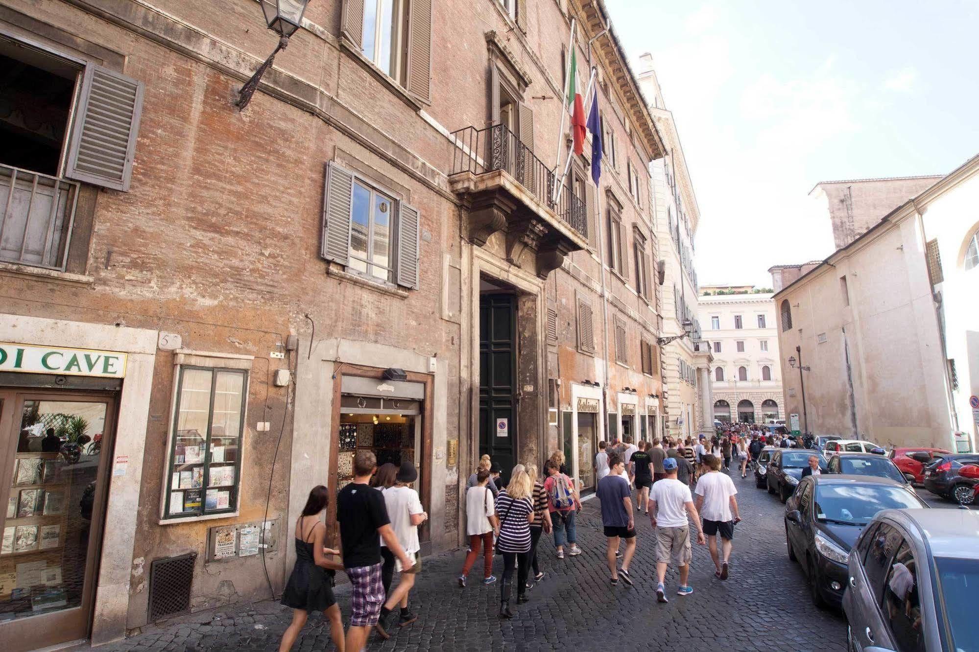 Pantheon Bed & Breakfast 3*