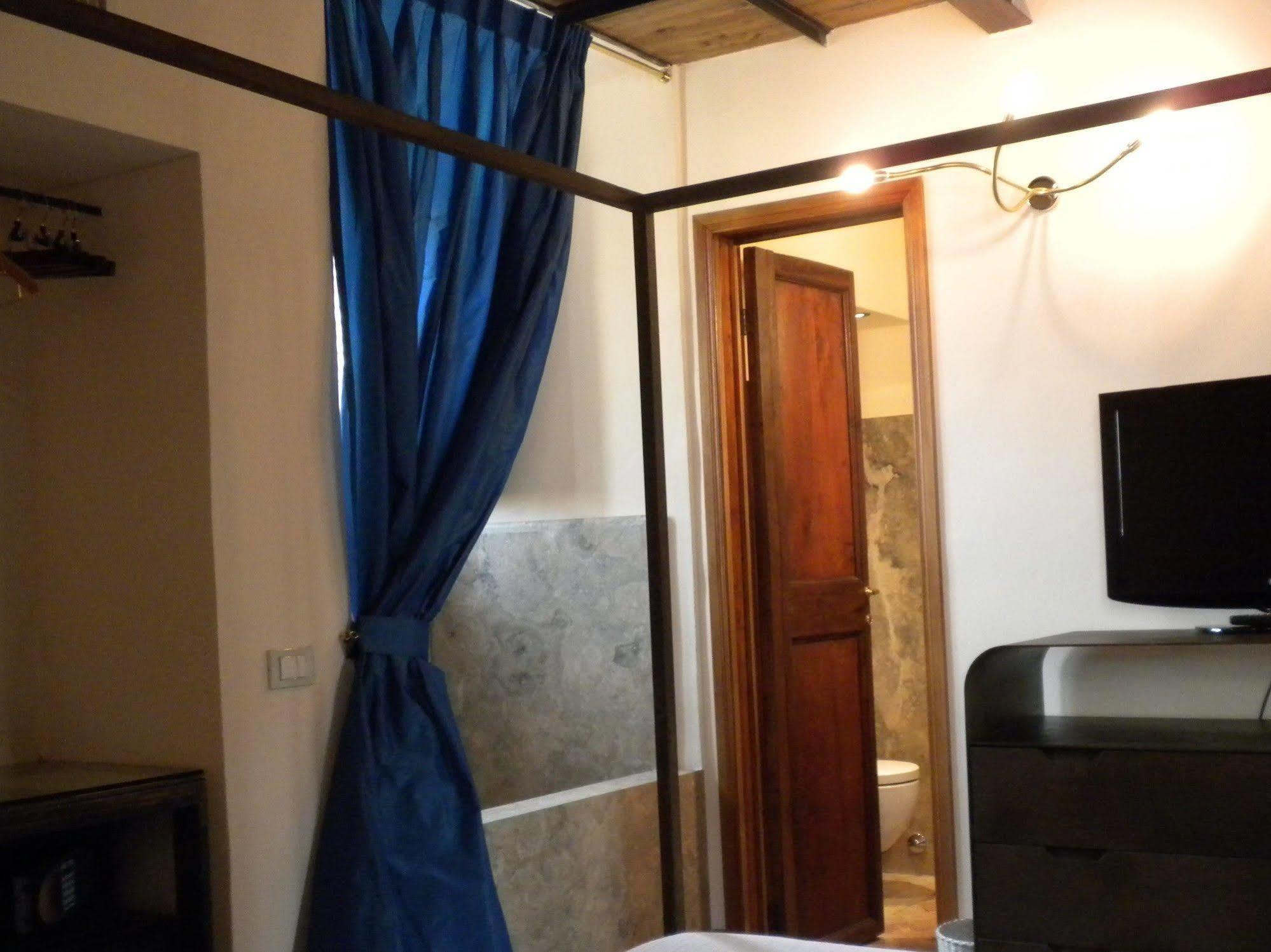 Acomodação com café da manhã  Residenza Torre Colonna 4*