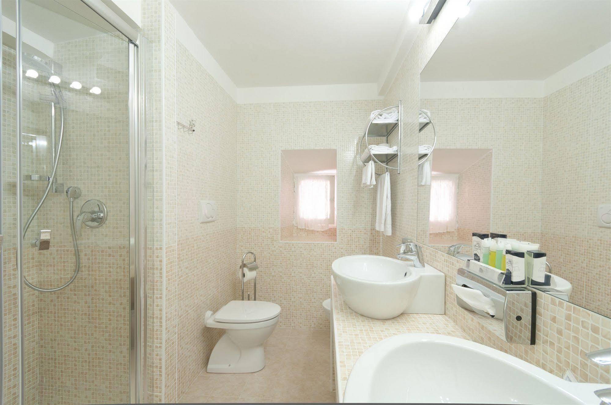Hotell Trevi 41 3*